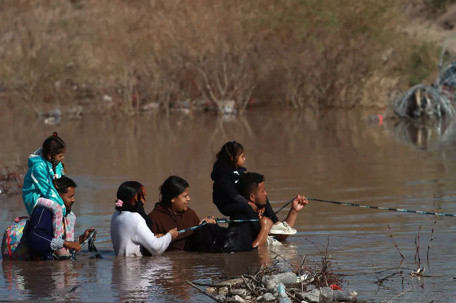 Des migrants traversent le Rio Grande, à la frontière qui sépare le Mexique des États-Unis, le 14 mars 2024, à Ciudad Juárez (Mexique). EFE/Luis Torres