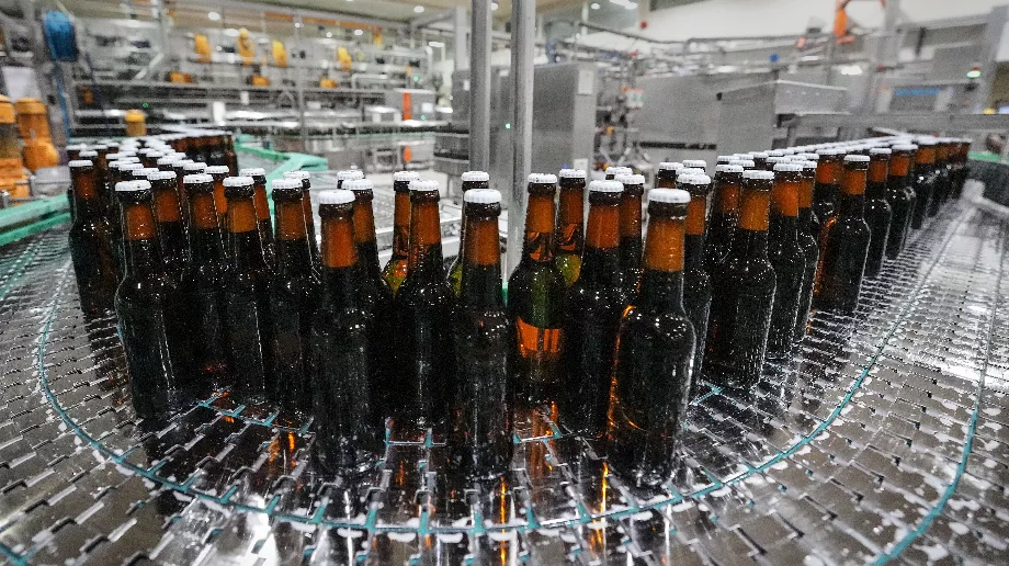 Les bouteilles de bière sont scellées avec des bouchons à vis qui nécessitent l'utilisation d'un ouvre-bouteille. Voici un exemple de la marque Veltins, à Meschede, en Allemagne, le 24 août 2022. (AP Photo/Martin Meissner, dossier)
